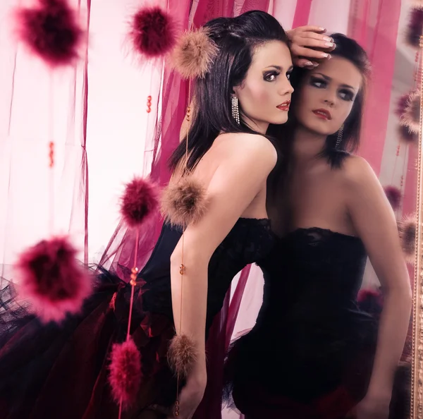 Morena bonito em pé no espelho — Fotografia de Stock