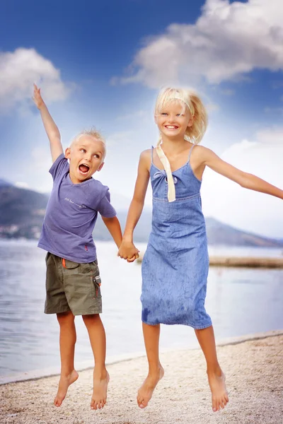 Boy and girl jumping — Stock Photo, Image