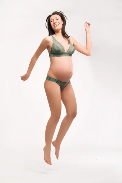 Skákání těhotná — Stock fotografie
