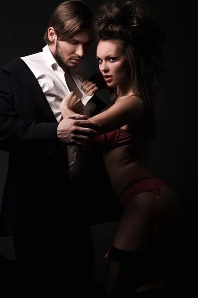 Atraente casal sexy no quarto escuro — Fotografia de Stock