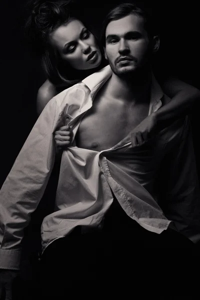 Attraktiva sexy par i mörkt rum — Stockfoto