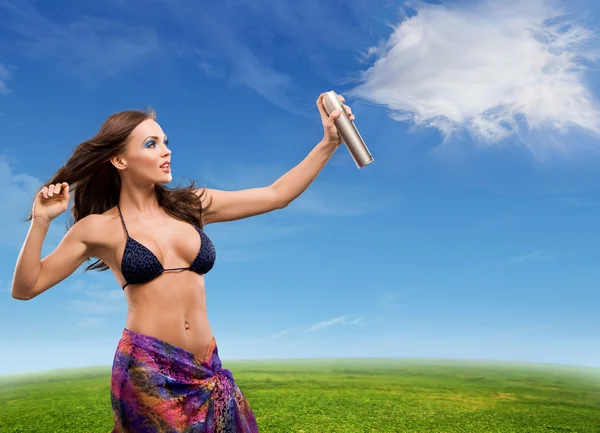 Ung vacker kvinna sprutar moln på en solig dag — Stockfoto