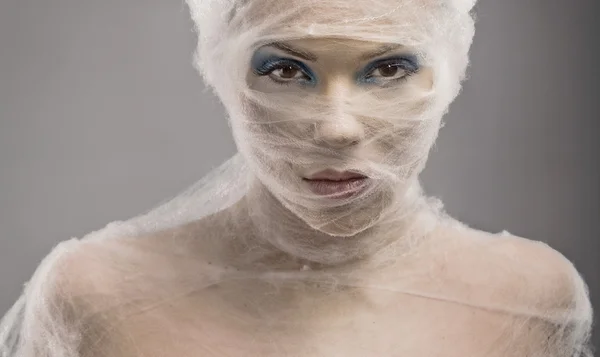 Beeldende kunst portret van een jonge vrouw sjaal met cowebs — Stockfoto