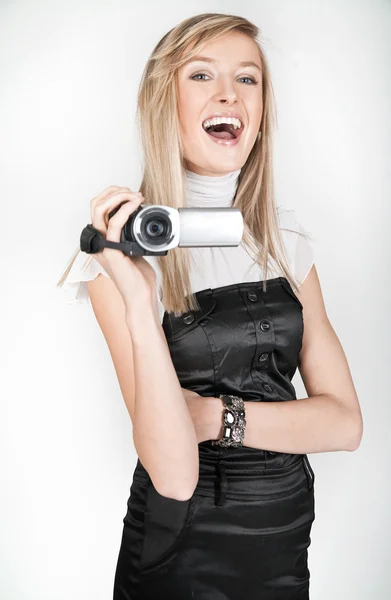 Schöne Blondine hält eine Videokamera — Stockfoto
