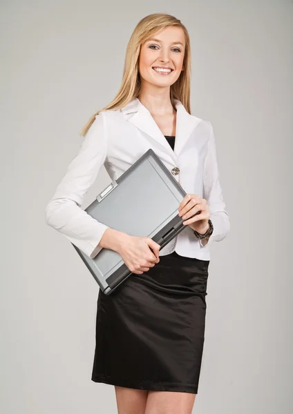 Mulher de negócios loira bonita segurando laptop — Fotografia de Stock