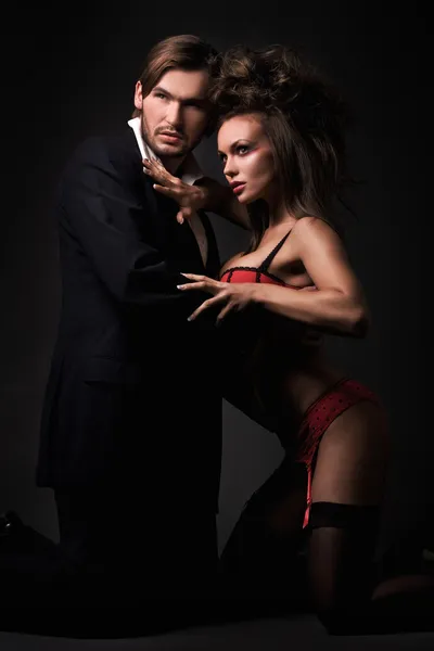 暗い部屋で魅力的なセクシーなカップル ストック画像