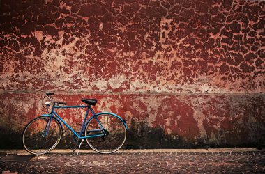 grungy duvarın üzerinden eski retro Bisiklet