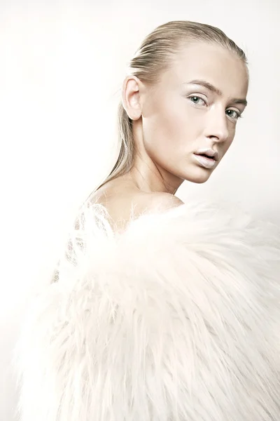 Художественный портрет красивой блондинки в белом мехе — стоковое фото