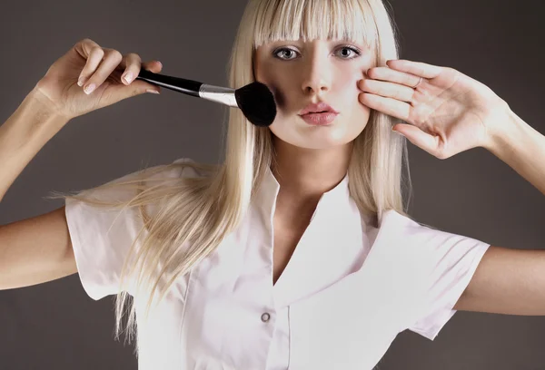 Joven belleza femenina aplicando polvo facial — Foto de Stock