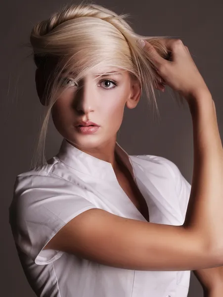 Attraktiva blonde i vogue stil utgör — Stockfoto