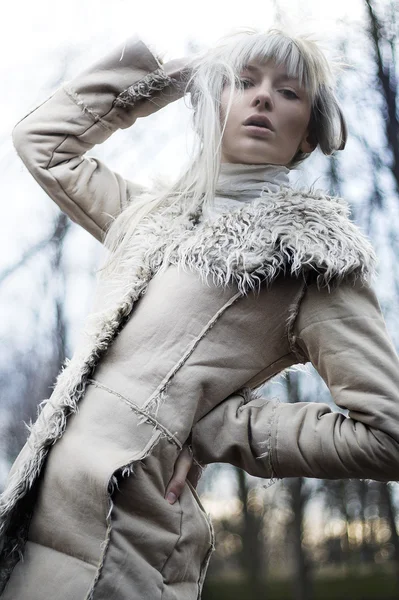 Ritratto di una bella ragazza vestita di pelliccia bianca — Foto Stock