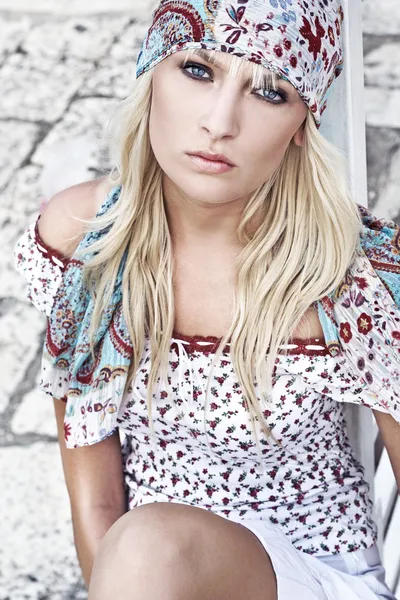 Hippie söker ung blondin på en solig dag — Stockfoto