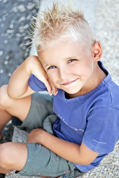 Νεαρό αγόρι χαμογελά — Φωτογραφία Αρχείου