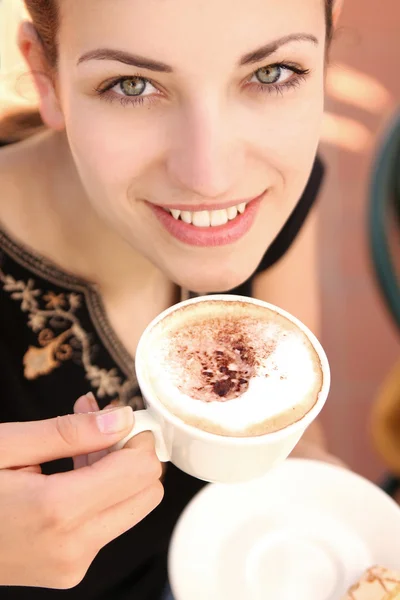 Mladá žena líbí přestávka na kávu — Stock fotografie
