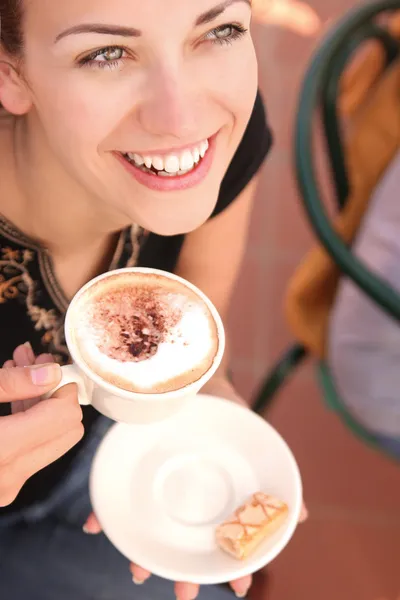 Jonge vrouw genieten van koffiepauze — Stockfoto