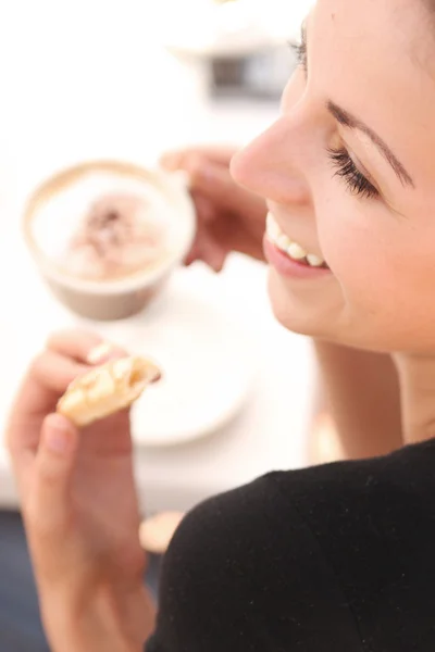 Молодая женщина наслаждается кофе-брейком Стоковая Картинка