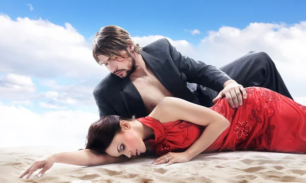 Atractiva pareja en la playa — Foto de Stock