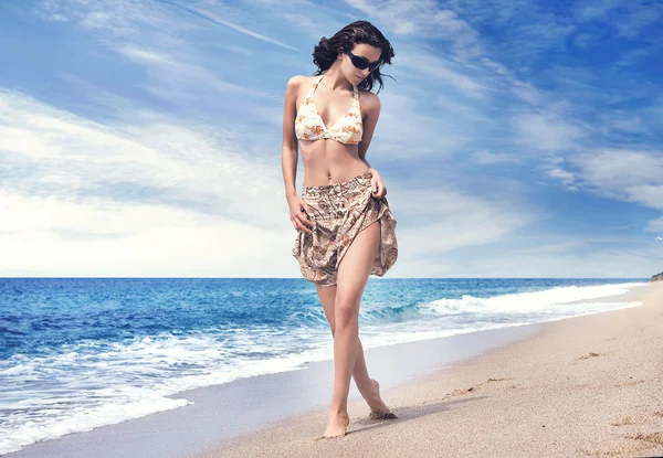 Красивая женщина на тропическом пляже — стоковое фото