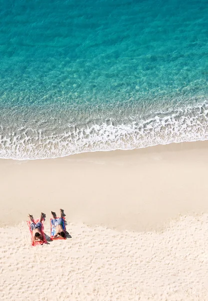 Visa två liggande på tropisk strand, massor av copyspace — Stockfoto
