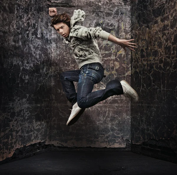 Jovem dançarina de hip-hop sobre uma parede grunge — Fotografia de Stock