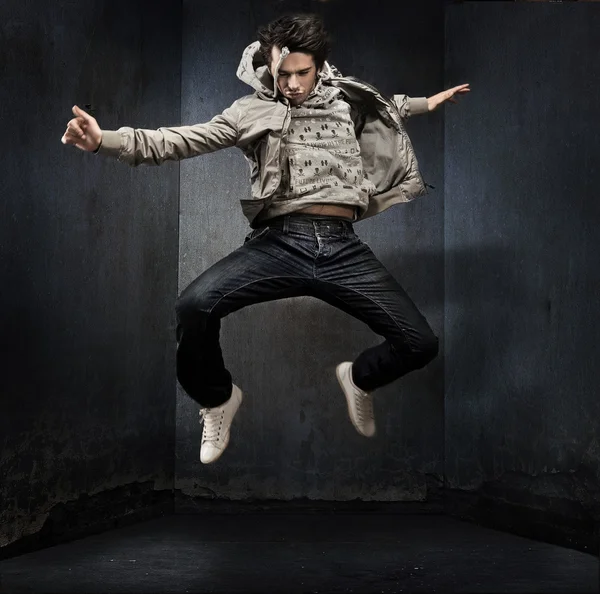 Junge Hip-Hop-Tänzerin über Grunge-Wand — Stockfoto