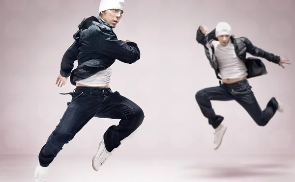 Абстрактная студийная фотография двух танцоров хип-хопа — стоковое фото