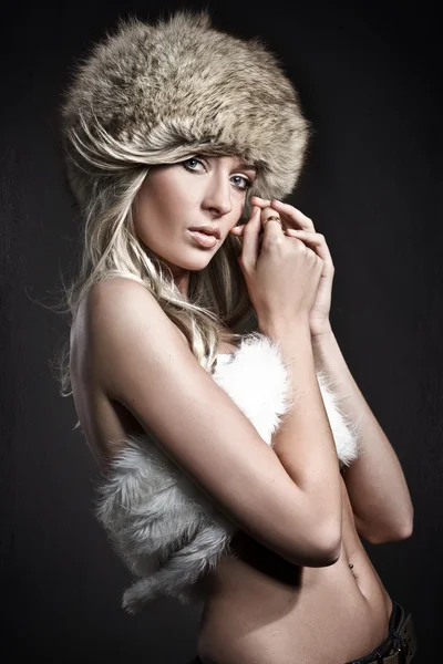 Mode stil foto av en vacker blondin — Stockfoto