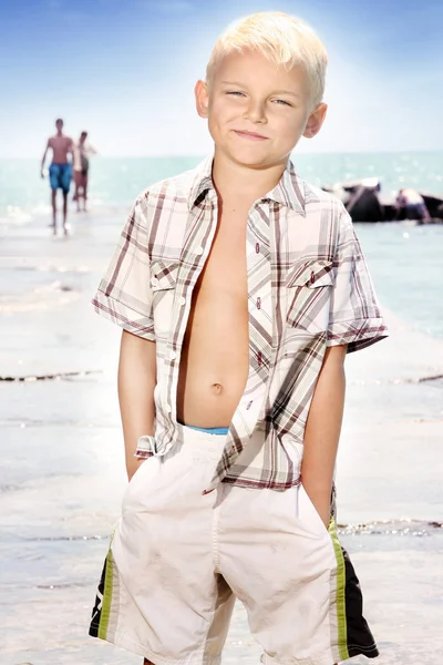Jonge jongen die zich voordeed op het strand — Stockfoto