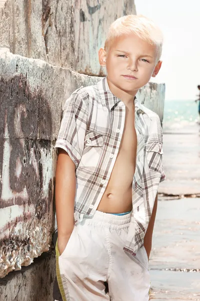 Jonge jongen die zich voordeed op het strand — Stockfoto
