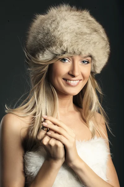 Mode stil foto av en attraktiv blond — Stockfoto