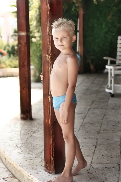 Felice giovane ragazzo in posa in vacanza giorno — Foto Stock