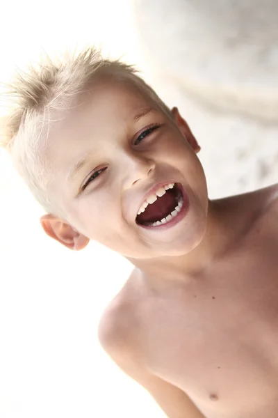 Gelukkige jongen die zich voordeed op vakantiedag — Stockfoto