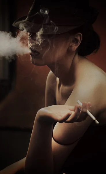Portret sztuki piękne damy z papierosem — Zdjęcie stockowe