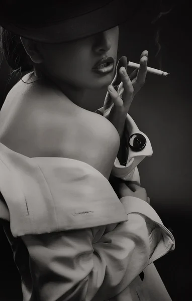 タバコを持つ美しい女性のファインアートの肖像画 — ストック写真