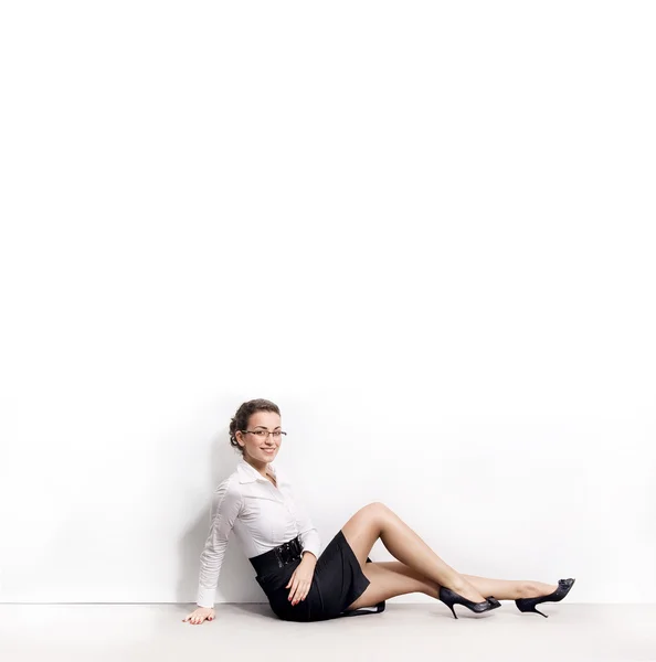 Geschäftsfrau unter einem leeren weißen Brett, viel Copyspace — Stockfoto