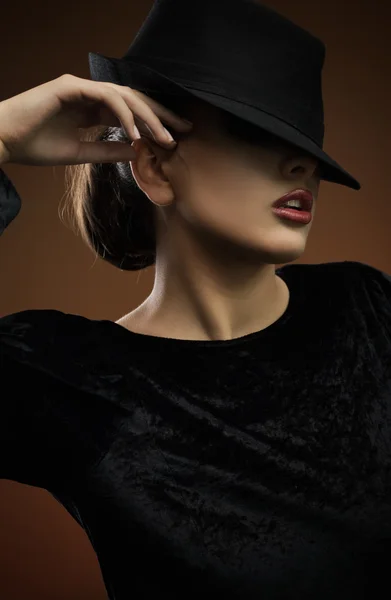 Elegancka, seksowna pani sobie kapelusz — Zdjęcie stockowe