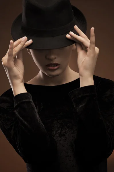 エレガントなセクシーな女性の身に着けている帽子 — ストック写真