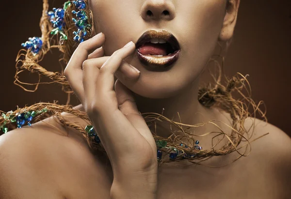 Mano y labios de una perfecta belleza joven — Foto de Stock
