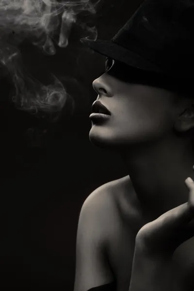 Beeldende kunst portret van een mooie dame met sigaret — Stockfoto