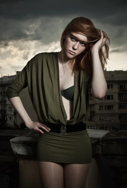 Vogue stil foto av en vacker rödhårig kvinna — Stockfoto