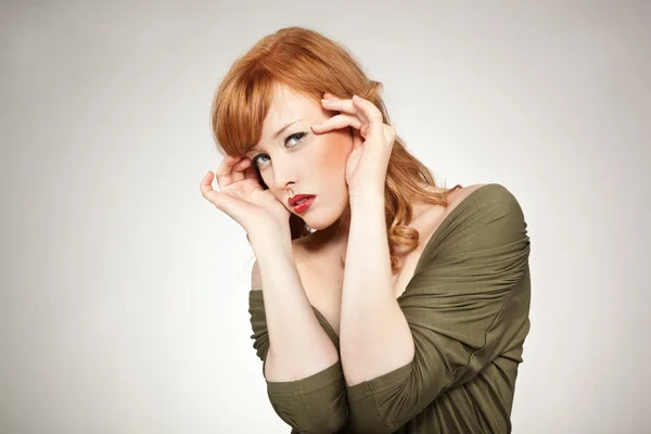 Portret van een cute redhead vrouw — Stockfoto