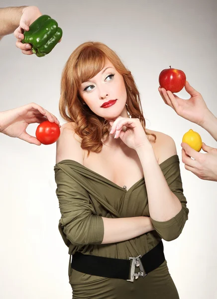 Bella donna che fa una scelta vegetale — Foto Stock
