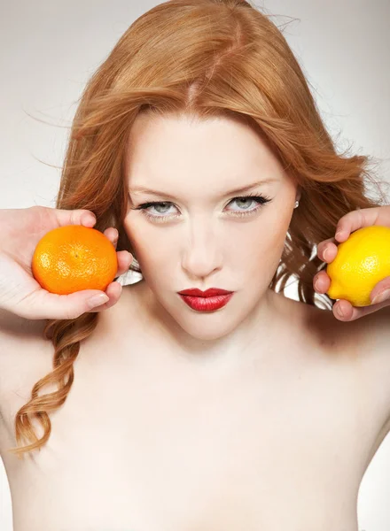 Junge Frau mit Orange und Zitrone — Stockfoto