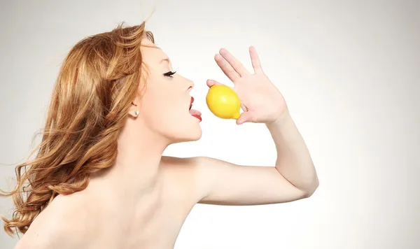 Junge attraktive Frau in der Hand einer Zitrone — Stockfoto