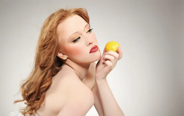Jovem mulher atraente segurando um limão — Fotografia de Stock