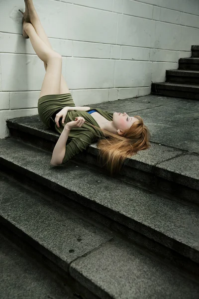 Retrato de uma jovem deitada no chão — Fotografia de Stock