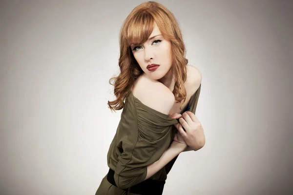 Mooie redhead vrouw poseren — Stockfoto