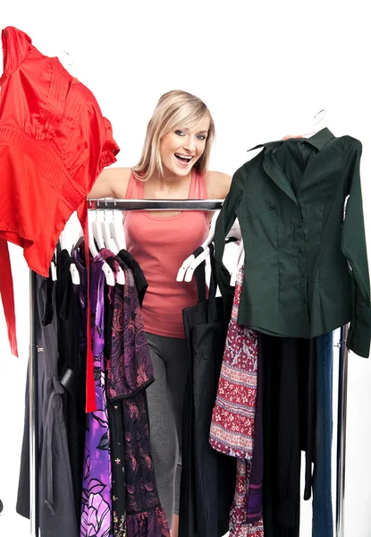 Joven mujer feliz tiene un montón de ropa para elegir —  Fotos de Stock