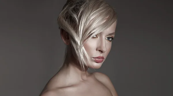 Studio portret van mooie blonde vrouw — Stockfoto