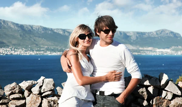 Sorrindo jovem casal com óculos de sol — Fotografia de Stock